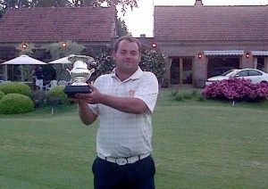 Fermín Noste, con el trofeo en Pingüinos